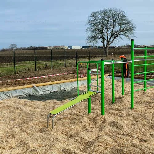 Réalisation d'un sol amortissant de sécurité naturel sur aire de jeux